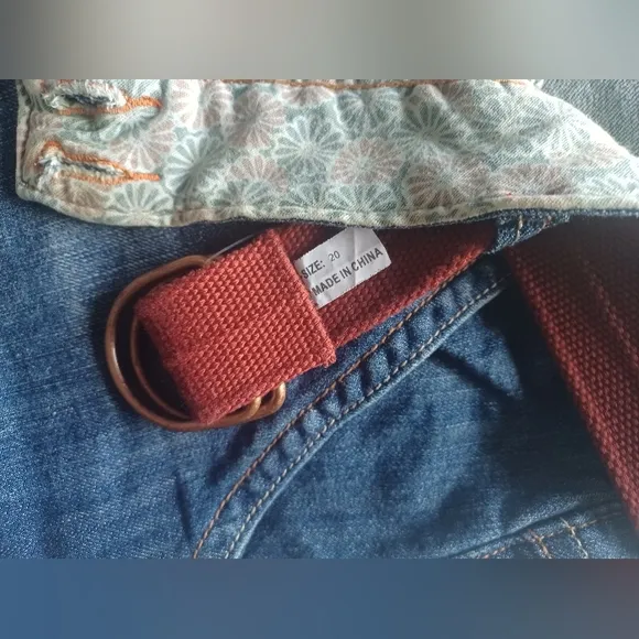🍒 NWOT Venezia Embroidered Cropped Capri Blue Jeans with Red Belt