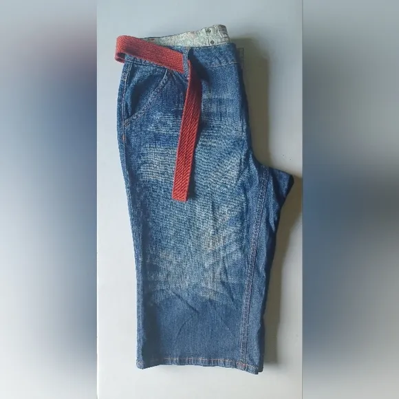 🍒 NWOT Venezia Embroidered Cropped Capri Blue Jeans with Red Belt