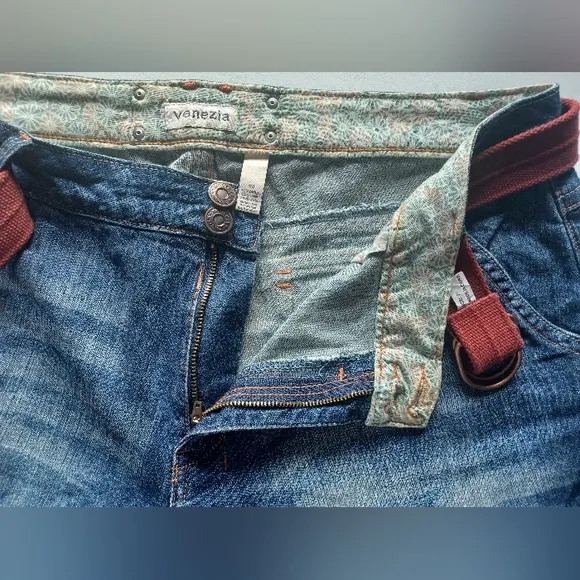 🍒 NWOT Venezia Embroidered Cropped Capri Blue Jeans with Red Belt
