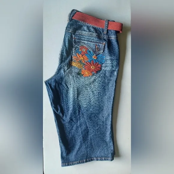 🍒 NWOT Venezia Embroidered Cropped Capri Blue Jeans with Red Belt