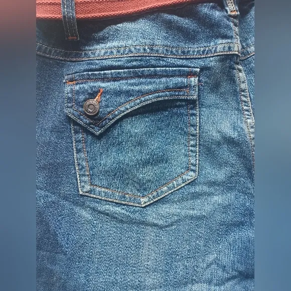 🍒 NWOT Venezia Embroidered Cropped Capri Blue Jeans with Red Belt