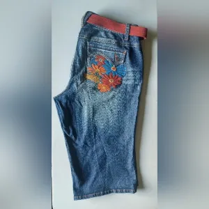 🍒 NWOT Venezia Embroidered Cropped Capri Blue Jeans with Red Belt