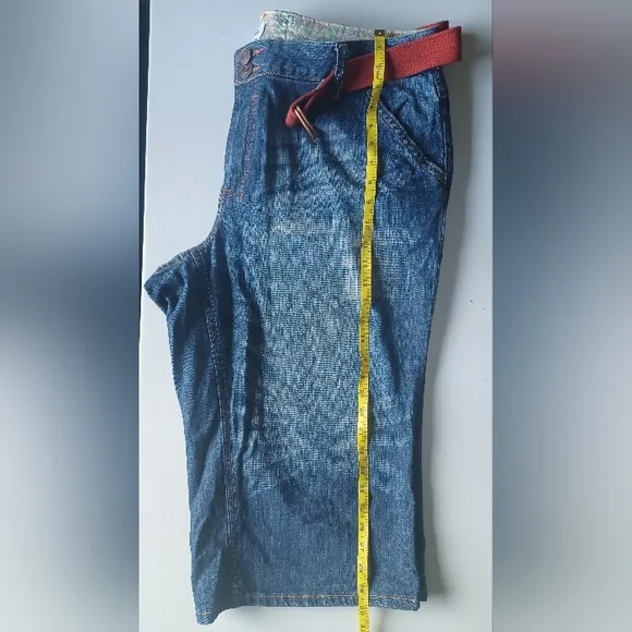 🍒 NWOT Venezia Embroidered Cropped Capri Blue Jeans with Red Belt