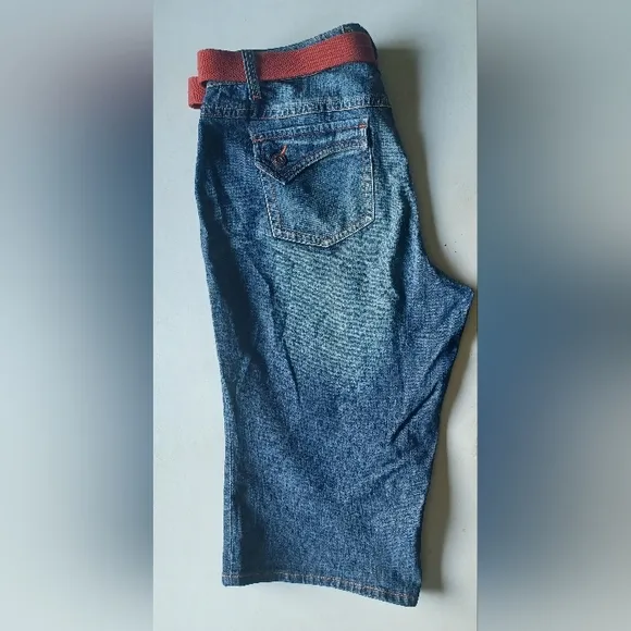 🍒 NWOT Venezia Embroidered Cropped Capri Blue Jeans with Red Belt