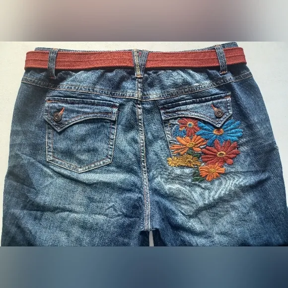 🍒 NWOT Venezia Embroidered Cropped Capri Blue Jeans with Red Belt