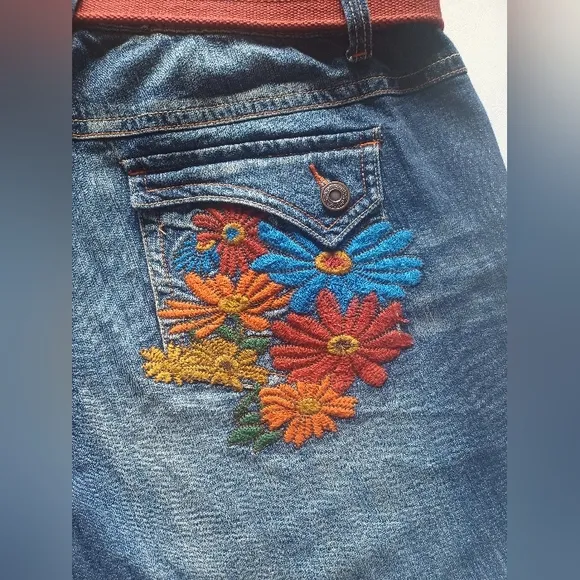 🍒 NWOT Venezia Embroidered Cropped Capri Blue Jeans with Red Belt