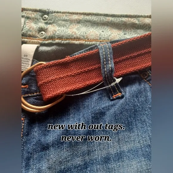 🍒 NWOT Venezia Embroidered Cropped Capri Blue Jeans with Red Belt