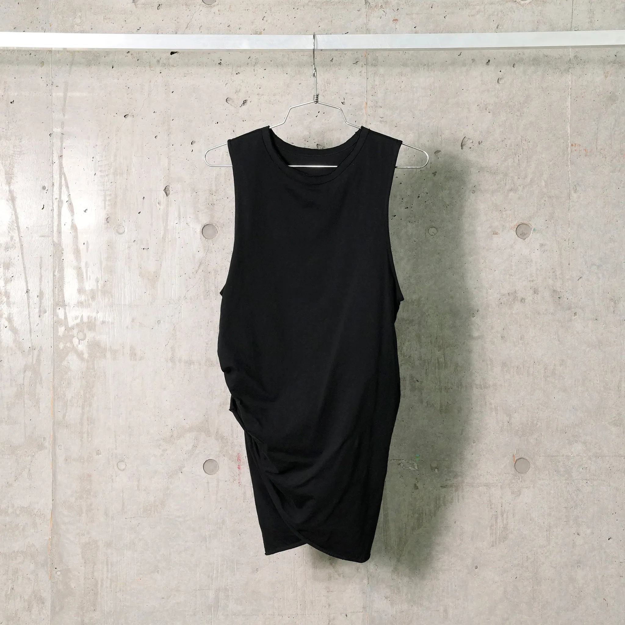 DRAPED TANK TOP / BLACK