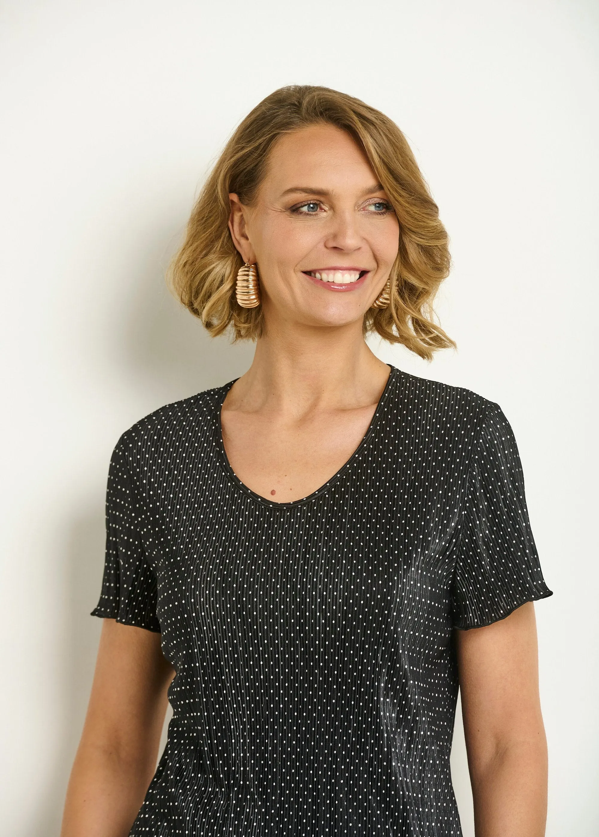 Pleated polka dot t-shirt with flared round neck