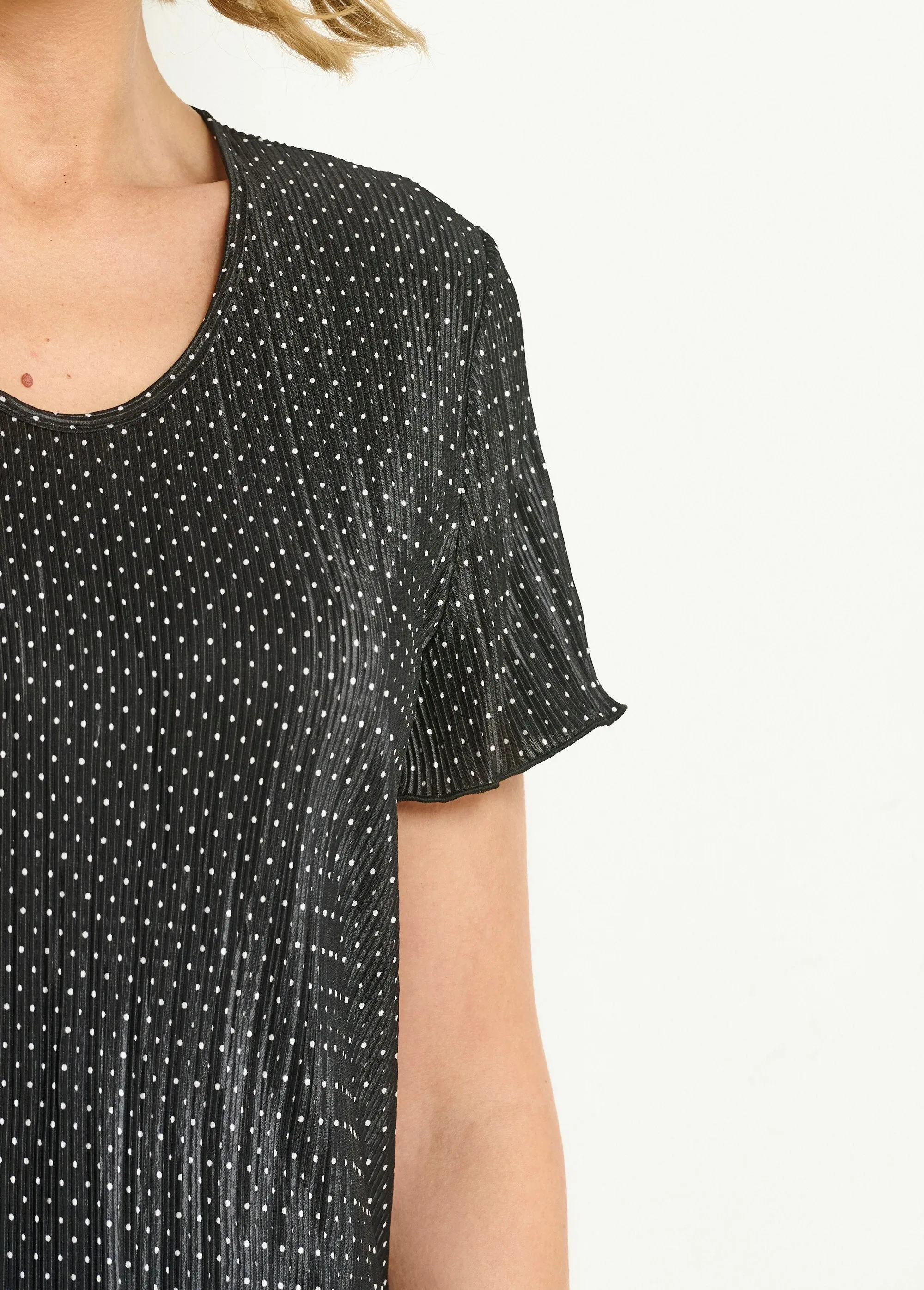Pleated polka dot t-shirt with flared round neck