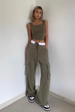 Sleeveless Scoop Neck Fitted Tank Top