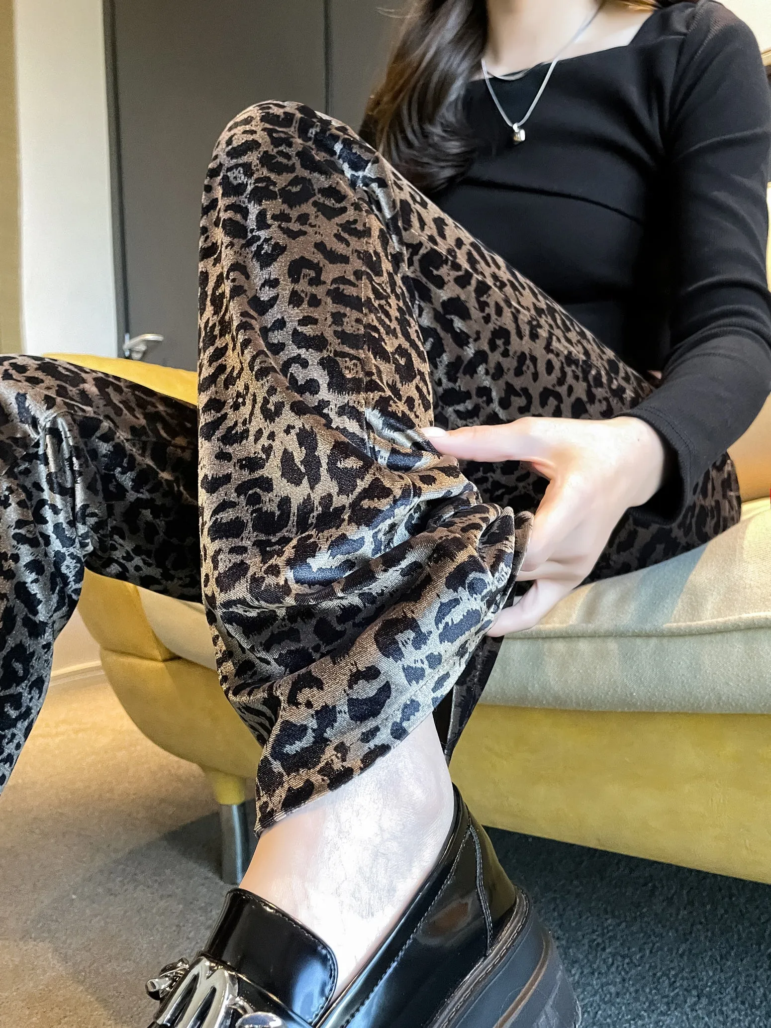 Stylish High-Waisted Flared Leg Trousers with a Slimming Effect