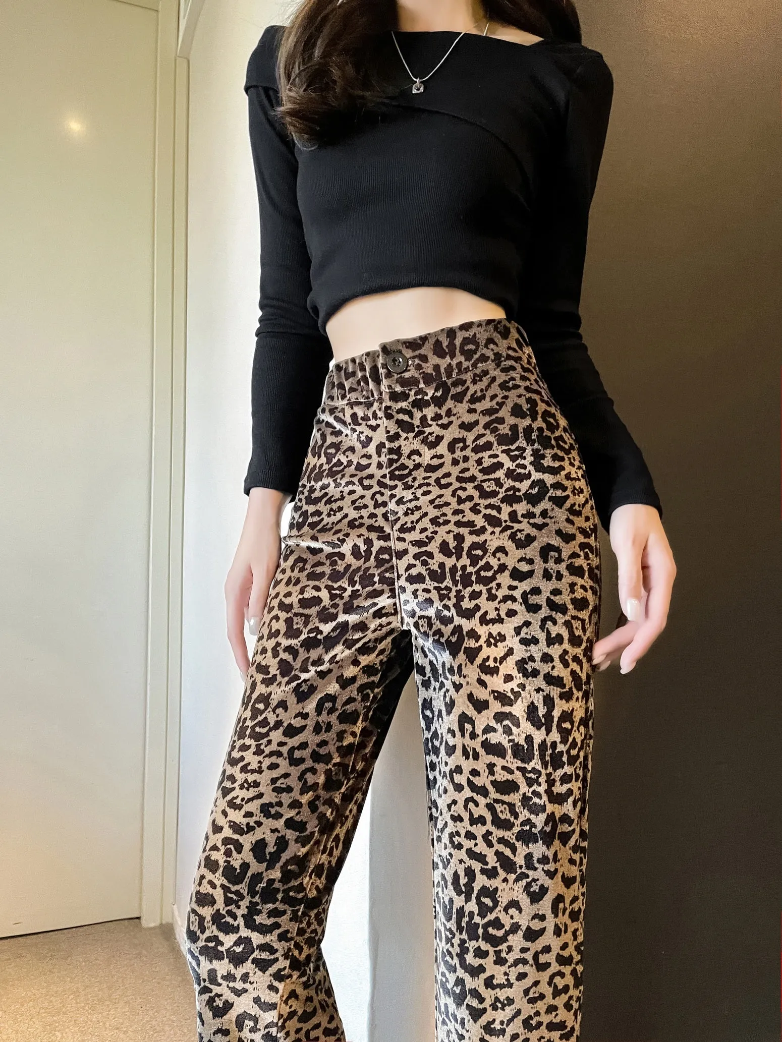 Stylish High-Waisted Flared Leg Trousers with a Slimming Effect