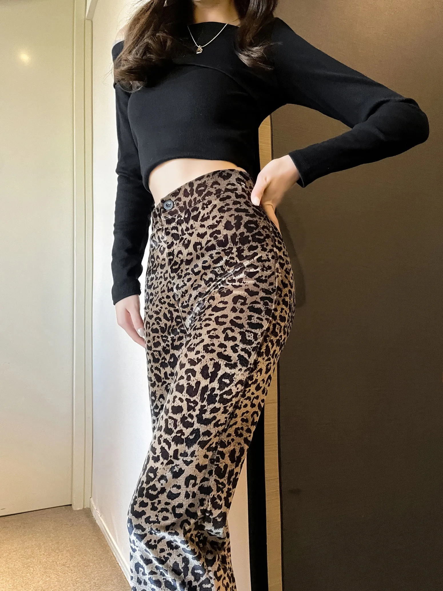 Stylish High-Waisted Flared Leg Trousers with a Slimming Effect